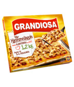 Grandiosa Vår Hjemmelagde er en pizza du aldri har opplevd maken til i frysedisken! Pizzaen både smaker og ser ut som hjemmelaget og med sine 1,2 kg er den perfekt for å deles. Enklere måte å lage kjempegod helgekos finnes ikke. Grandiosa Vår Hjemmelagde har en mild og god smak som appellerer bredt. Ønsker du din egen vri på smaken, kan du gjerne legge ekstra grønnsaker/ krydder på hele eller deler av pizzaen.