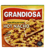 Grandiosa Nacho har digg tacokrydret kjøttdeig, en blanding av Jarlsberg- og Mozzarellaost og masse deilige sprø nachochips strødd på toppen. En mild og god smak som hele familien elsker! Tips: Smaker kjempegodt med rømme eller salsa til! 